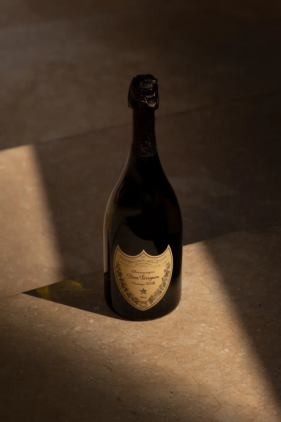 Una botella de Dom Pérignon bajo un haz de luz