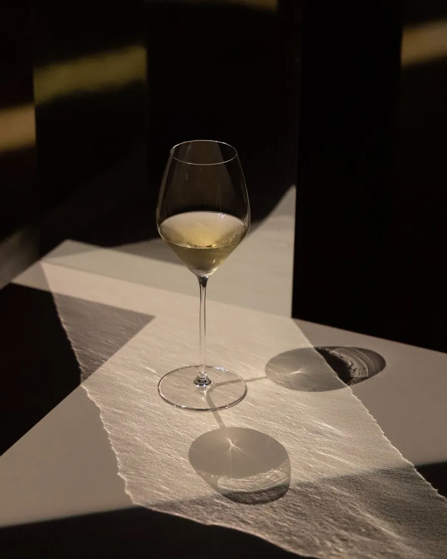 Dom Pérignon Révélations 2026: una copa de champán sobre papel con luz rasante
