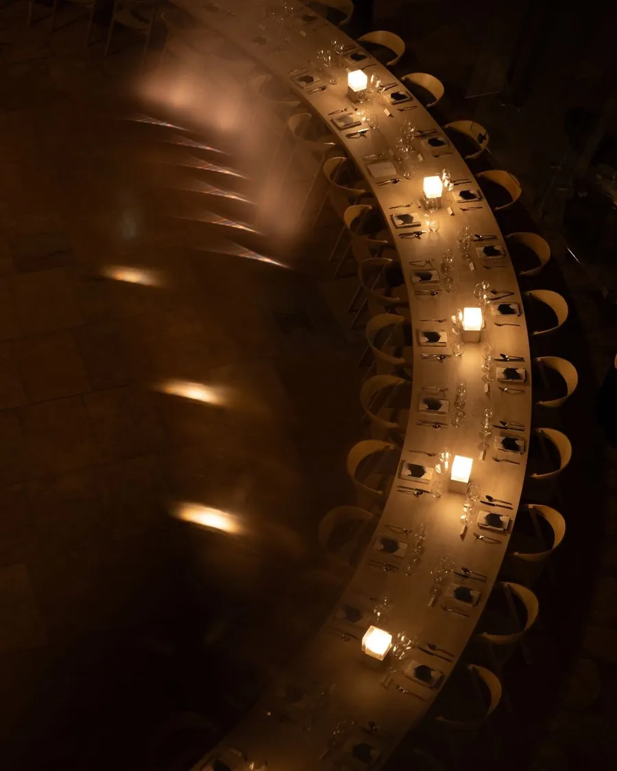 Dom Pérignon Révélations 2026: mesa con velas vista desde arriba