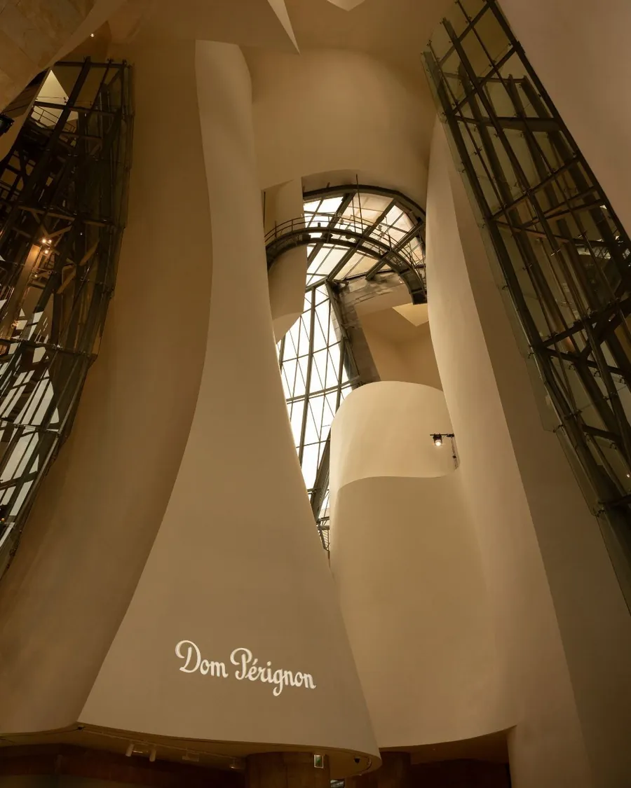Rótulo de Dom Pérignon en una pared blanca curva en las Révélations 2026