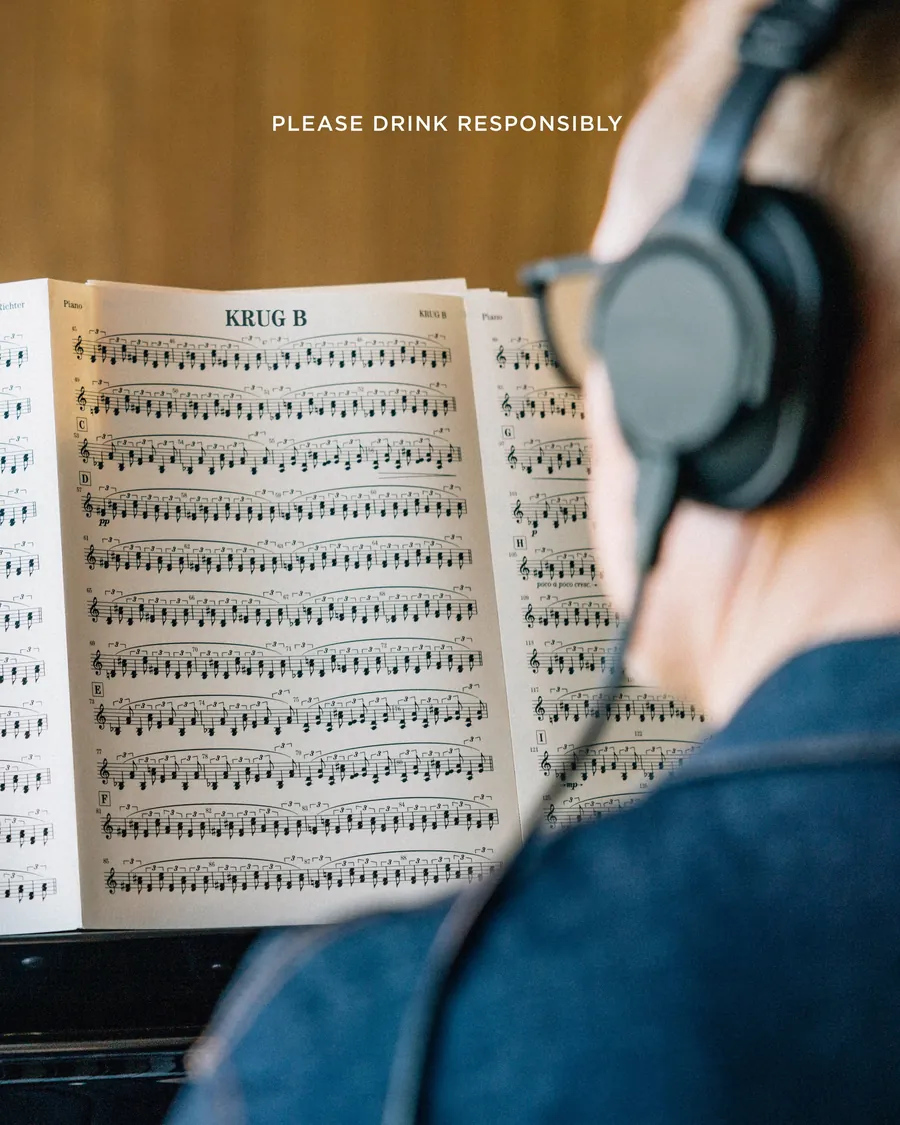 Una partitura para Krug en el atril, auriculares en primer plano