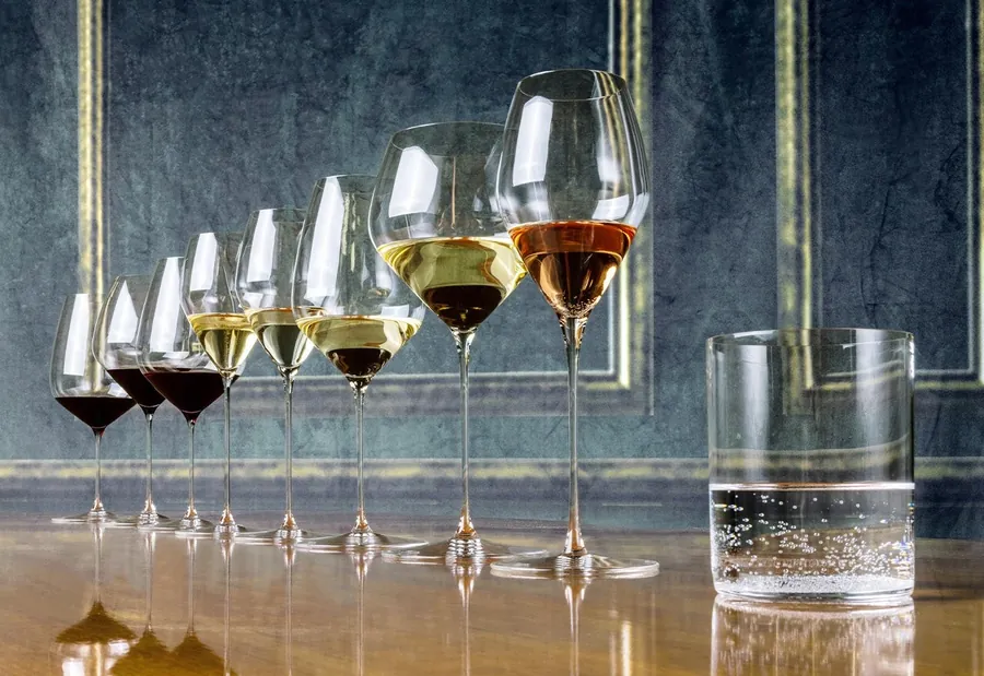 Copas de RIEDEL de distintas formas y tamaños sobre una barra