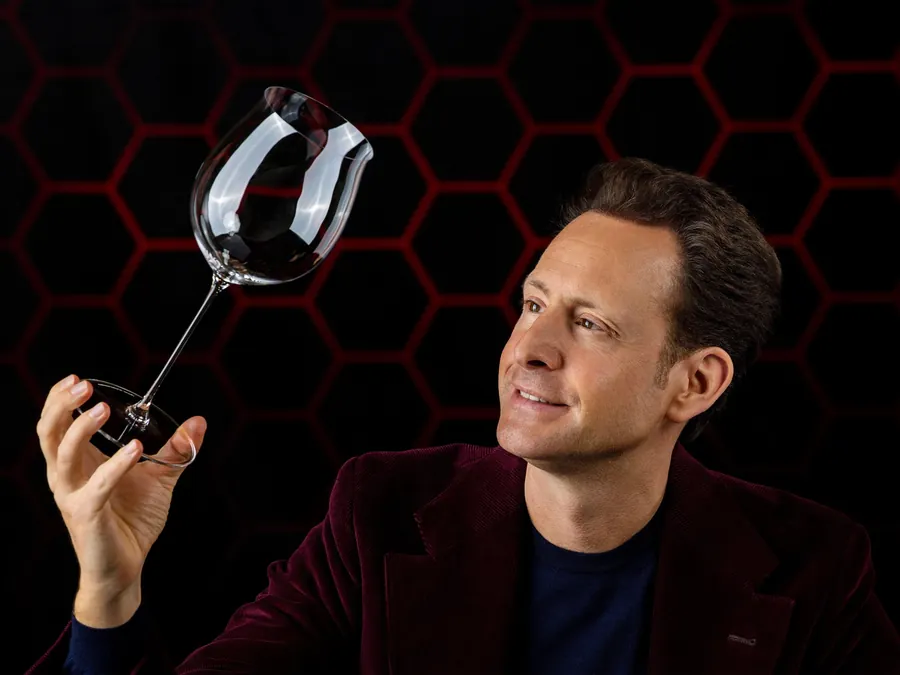 Maximilian Riedel levanta una copa de vino de RIEDEL